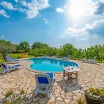 Hébergement de vacances Four-bedroom With Sea View 03 *