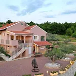 Hébergement de vacances Four-bedroom With Sea View 03 Kruševo