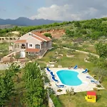 Hébergement de vacances Four-bedroom With Sea View 03 *